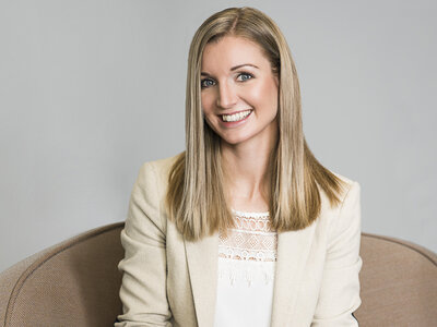 Portraitfoto von Mag. Dr. Susanne Summereder, Leitung Akademische Programme und Executive Essentials, Prokuristin