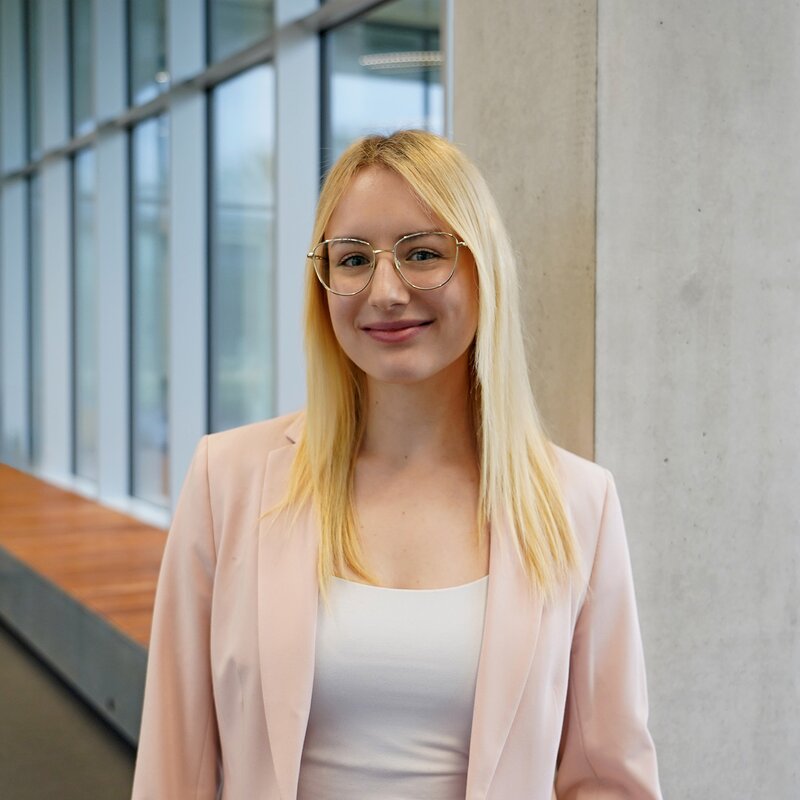 Portraitfoto von Judith Plainer, Programmassistenz