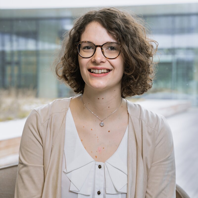 Portraitfoto von Julia Watzinger, MSc, Business Development akademische Programme