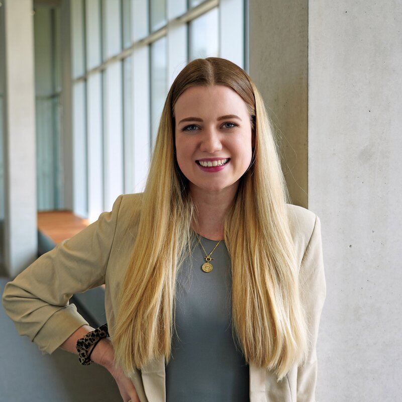 Portraitfoto von Carolin Schlattl, BSc, IT-Projektmanagement