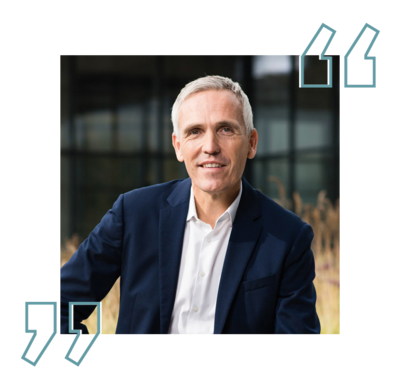 Portraitfoto des LIMAK Geschäftsführers Mag. Gerhard Leitner, MSc. In der rechten oberen und linken unteren Ecke sind zwei blaue Anführungszeichen über das Bild gelegt.